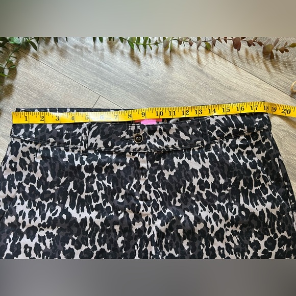 Isaac Mizrahi Distressed Leopard Print Structured Shorts in Black & Gray Size 12 - Picture 4 of 13